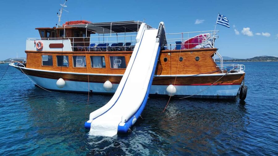 Argostoli: Full-Day Boat Cruise with Lunch - White Rocks, the first swimming stop