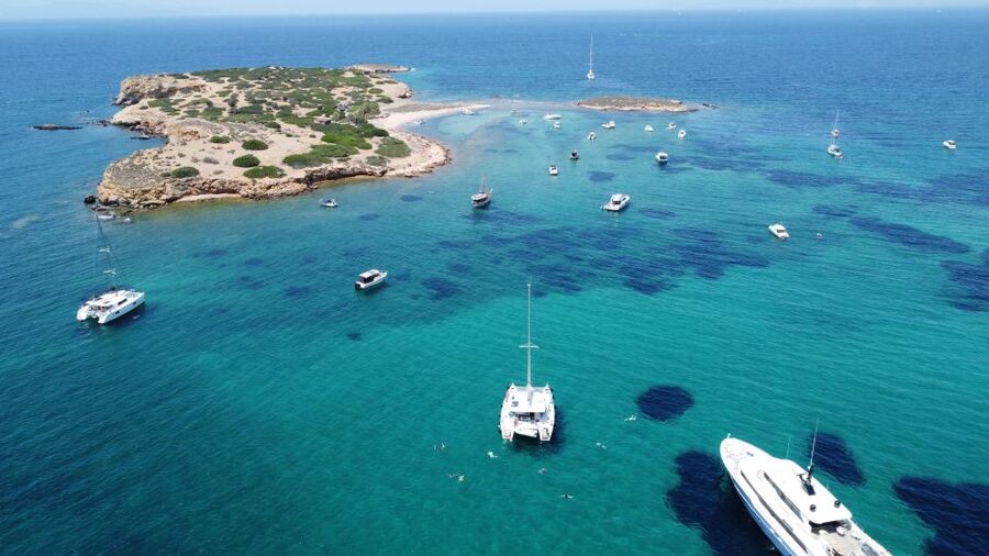 Athens: Catamaran Cruise with Fresh Lunch and Wine - Hydroussa, Vouliagmeni, and Voula swimming stops