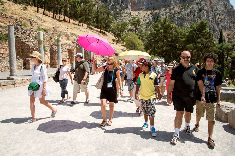 Athens: Delphi and Arachova Day Trip with Guide - How the guides shape the day