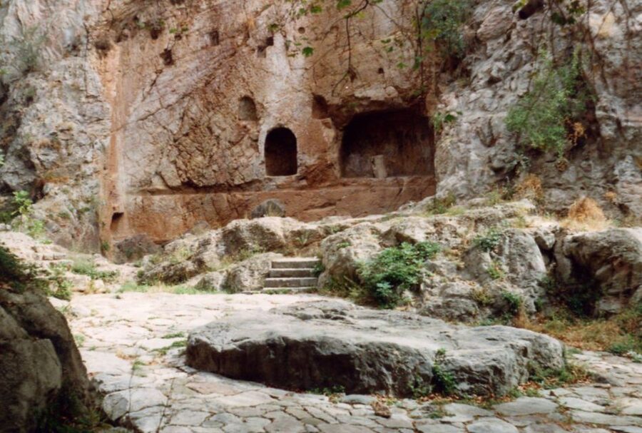 Athens: Delphi, Corycian Cave, and 300 Battlefield Day Trip - Key points at a glance
