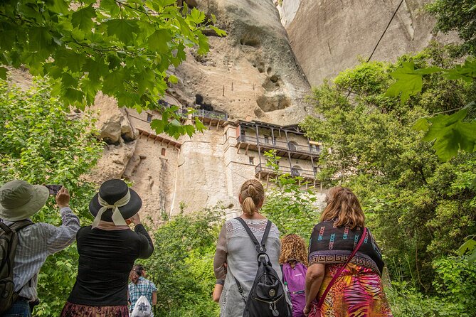 Athens: Meteora Monasteries, Caves & Coastal Stopovers with Lunch - Lunch in Kastraki and the practical value of a planned meal