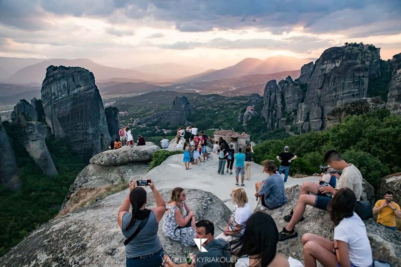 Athens: Meteora Monasteries Day Trip with Caves and Lunch - Entering three monasteries