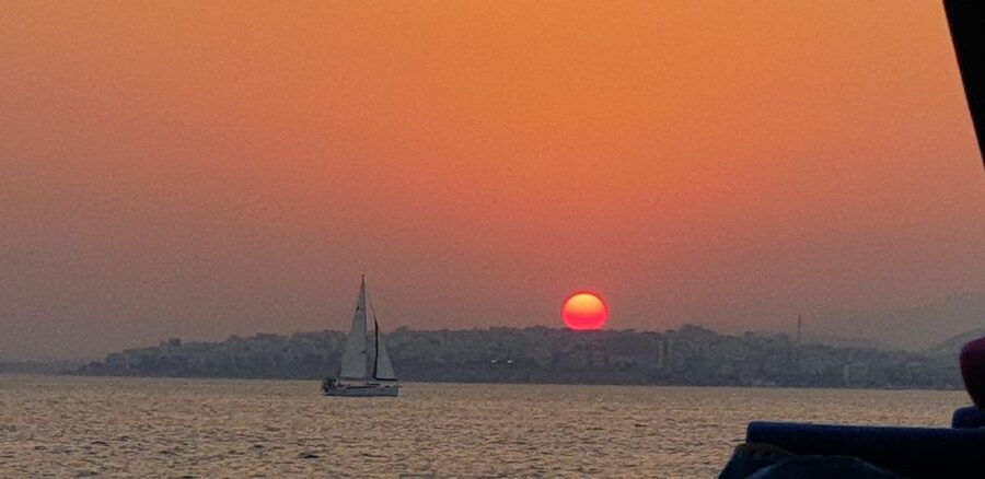 Athens: Riviera Catamaran Tour with Fresh Meal and Drinks - The seven-dish lunch is the main value