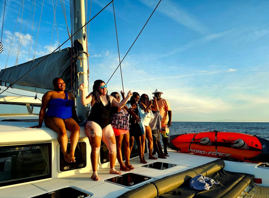 Athens: Riviera Catamaran Tour with Fresh Meal and Drinks - A friendly crew and an easygoing social mood