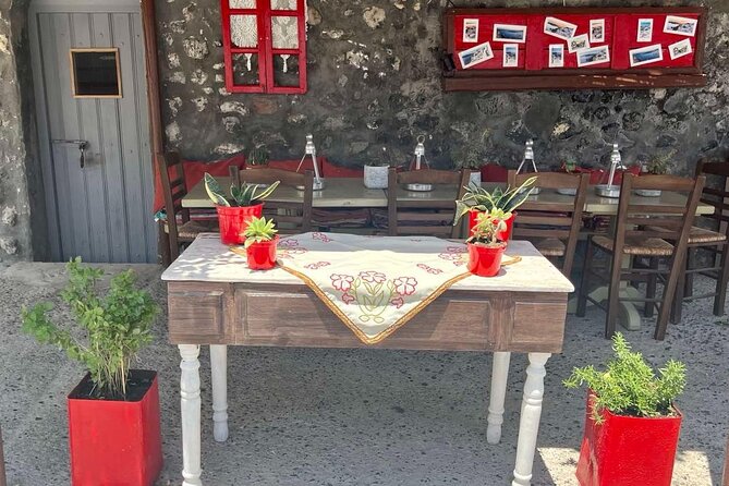 Cooking Class in Traditional cave house in Santorini! - The people make the class work
