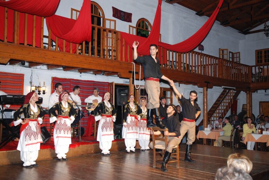 Crete: Traditional Dance Show and Buffet Dinner with Wine - Practical advice for a smoother night