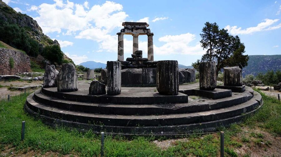 Delphi: Audiovisual self-guided tour with 3D models - Seeing the Charioteer of Delphi