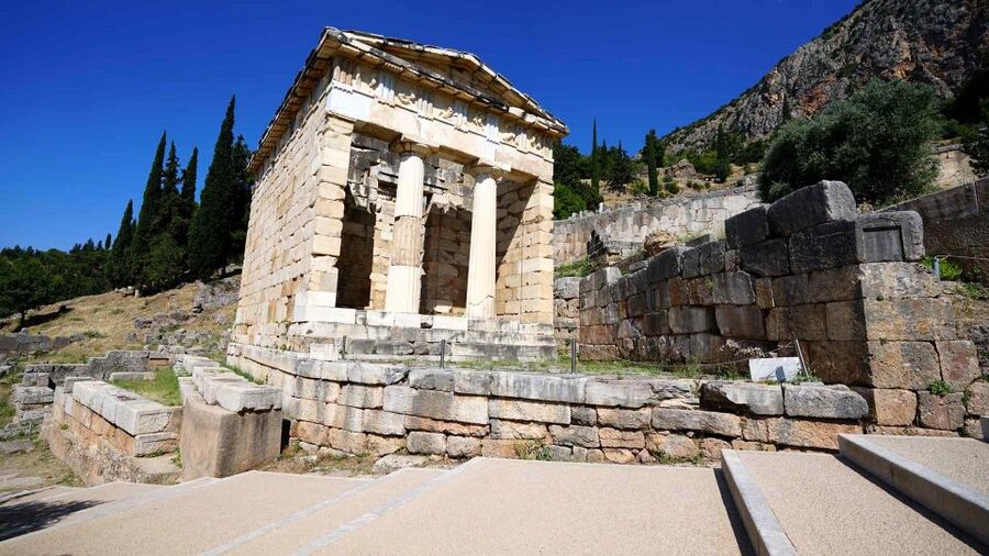 Delphi: Audiovisual self-guided tour with 3D models - Finding the Sphinx of Naxos and other monuments