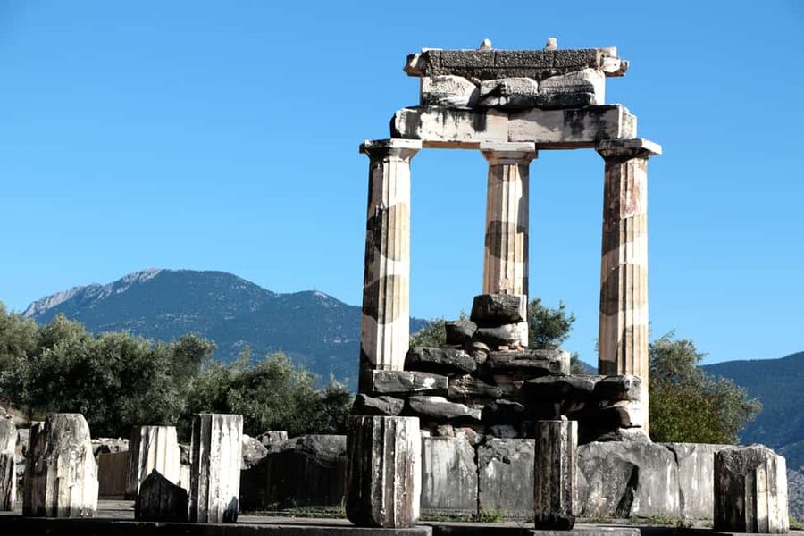 Delphi: Audiovisual self-guided tour with 3D models - Audio in eight languages