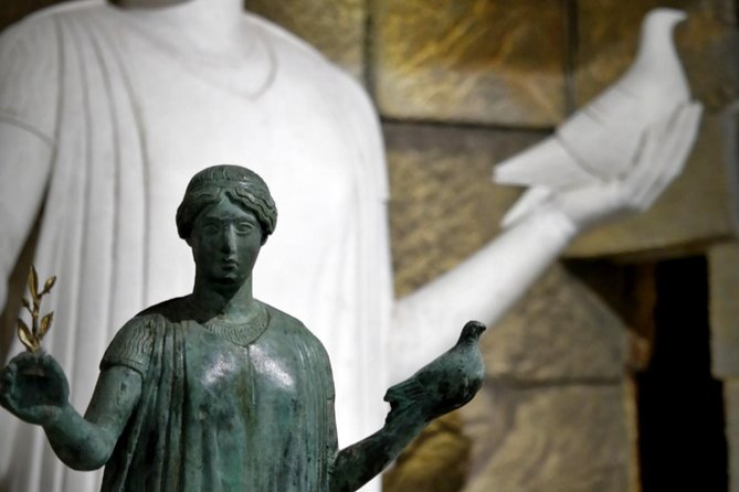 Discover your talent in sculpture, in a country where golden section was born. - Handling ancient-inspired sculpting tools