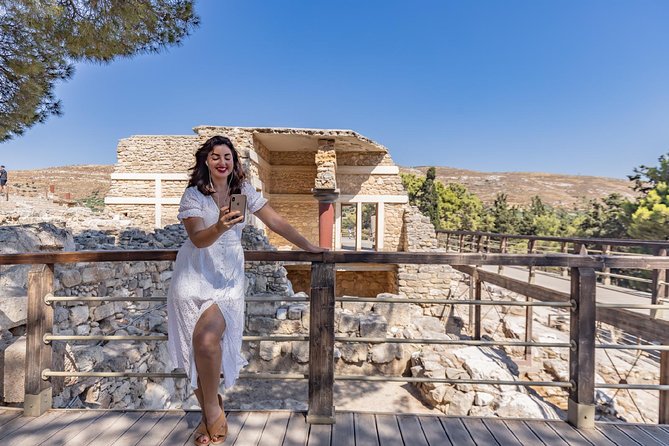 E-Ticket & Audio Tour for Knossos Palace: Unlock Minoan Majesty - The audio app: useful when prepared, frustrating when not
