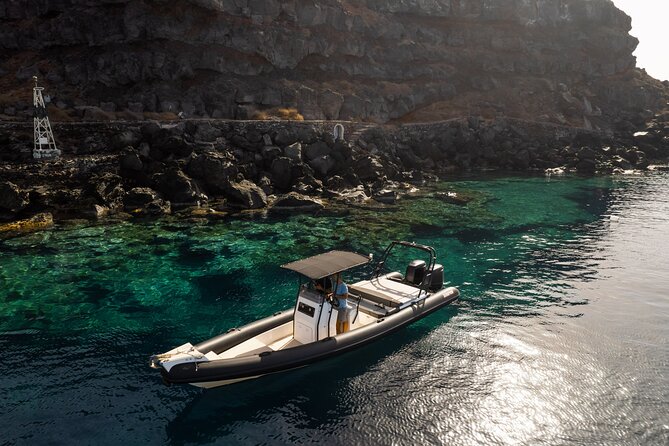 Exclusive cruise experience in Santorini - The volcanic islands and the hot spring choice