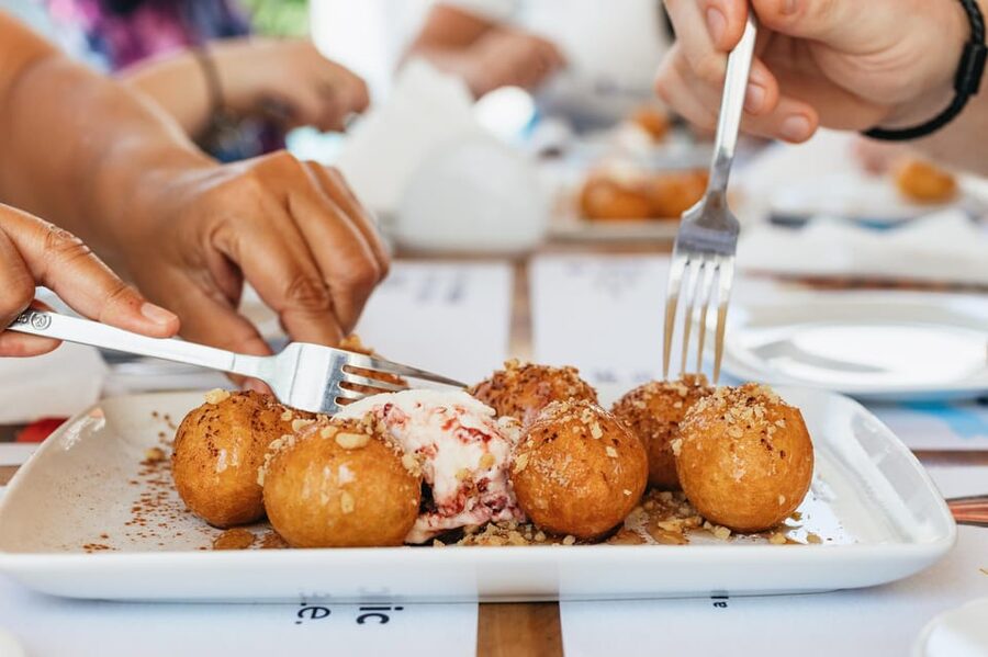 Fira: Guided Foodie Walking Tour with Tastings - Walking the caldera path toward Fira