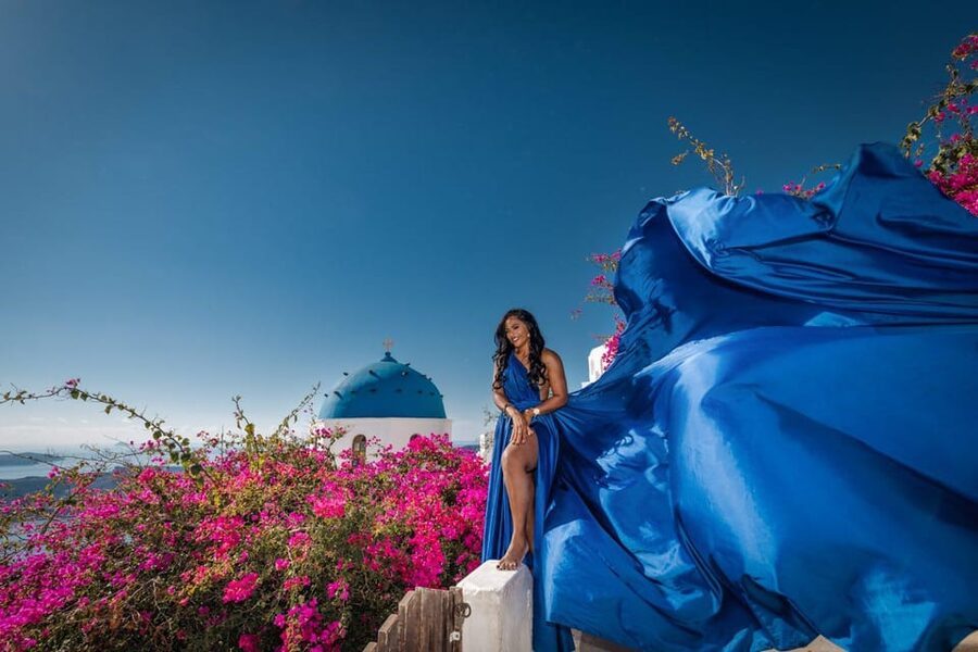Flying dress Photoshoot in Santorini with Hotel Pickup - What the photographer and assistant actually add