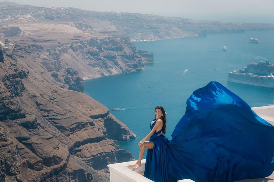Flying dress Photoshoot in Santorini with Hotel Pickup - From first pose to final files