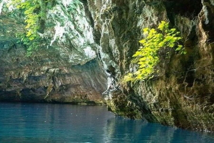 From Argostoli: Melissani Lake & Drogarati Caves Tour - A coach tour that makes sense from Argostoli