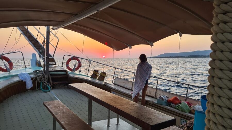 From Argostoli: Vardiani Island Sunset Cruise & Greek Meze - Xi Beach after dark