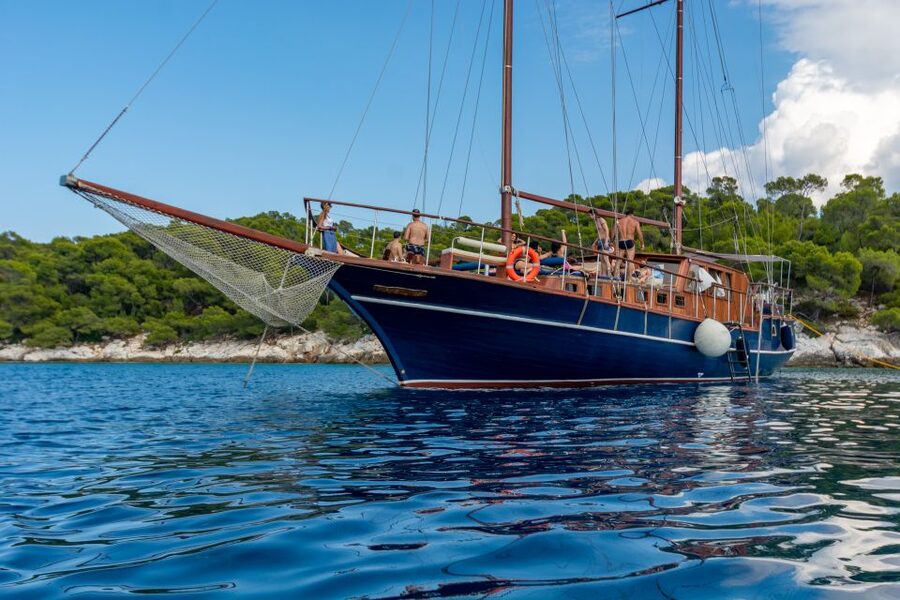 From Athens: Aegina, Agistri and Metopi Day Cruise w/ Lunch - The long ride from Marina Zeas
