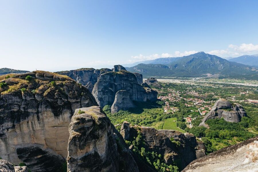 From Athens: Delphi and Meteora 2-Day Guided Tour - The long ride to Kalambaka