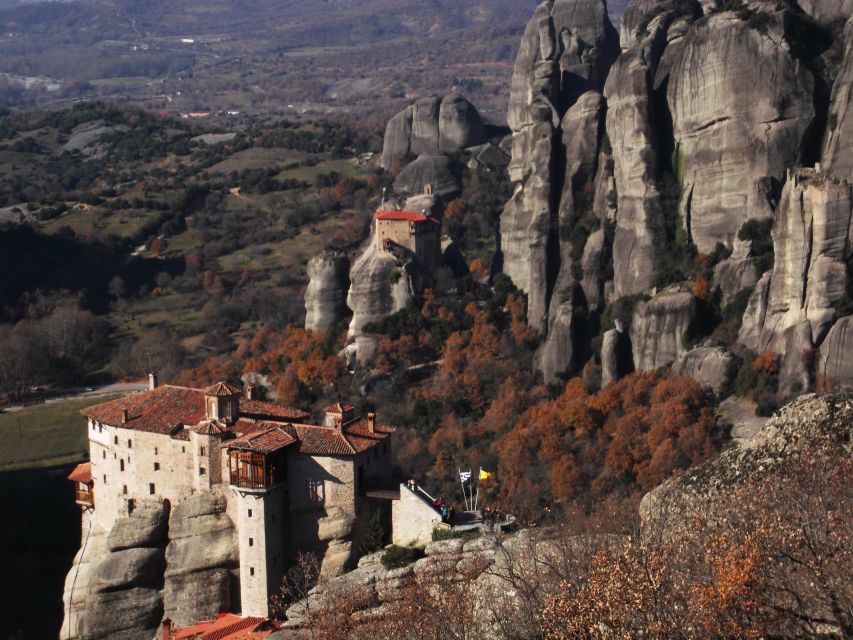 From Athens: Delphi and Meteora 2-Day Tour with Hotel - Meteora and the monasteries above Kalabaka