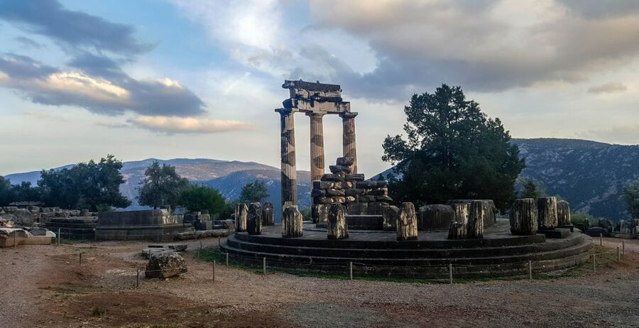 From Athens: Delphi Full Day V.R. Audio Guided Tour - Arachova is brief but worth the camera stop