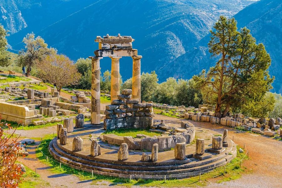 From Athens: Private Delphi and Thermopylae Guided Day Trip - The long road north from Athens