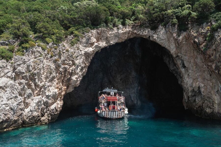 From Benitses/Lefkimmi: Blue Lagoon & Papanikolis Cruise - Syvota brings the day back to land