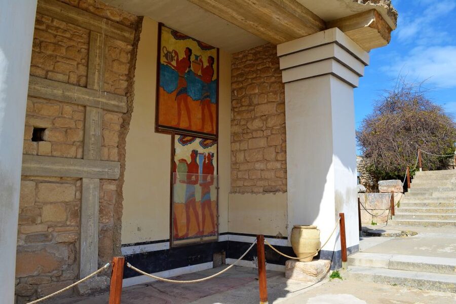 From Chania: Full-Day Heraklion Highlights Guided Tour - Heraklion’s harbor, fortress, and town center
