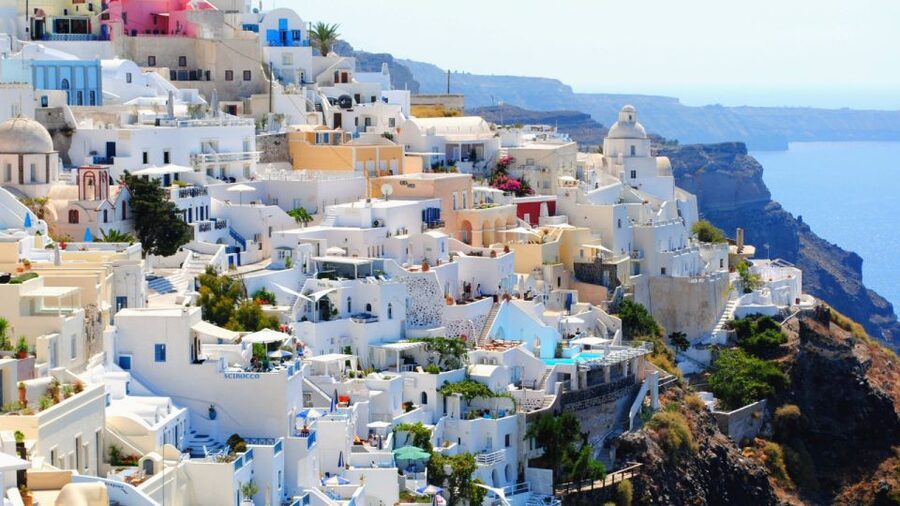 From Heraklion/Crete: Santorini Island Guided Day Trip - The drive from Oia to Fira