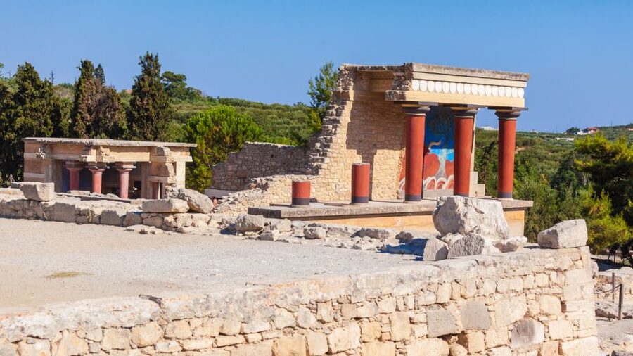 From Heraklion: Historical Center City Tour & Knossos Palace - Arriving early at the Minoan palace