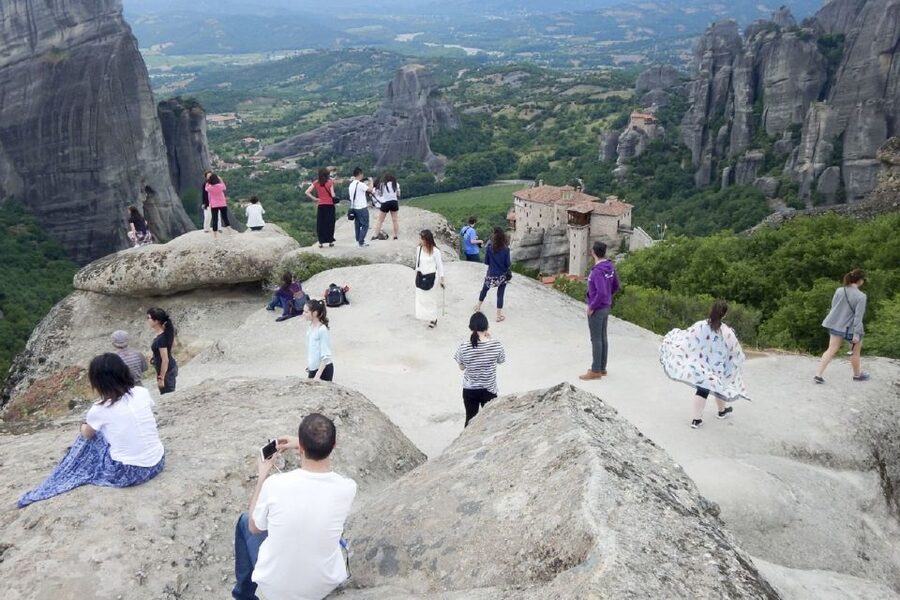 From Thessaloniki: Full Day Trip to Meteora - Kalambaka for lunch and a short break