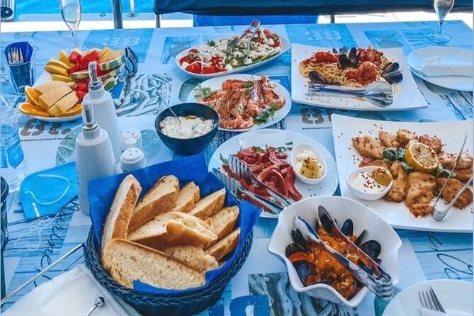 Half-Day Exclusive Catamaran Cruise in Santorini with Meal and Open Bar - Space, comfort, and the social mood