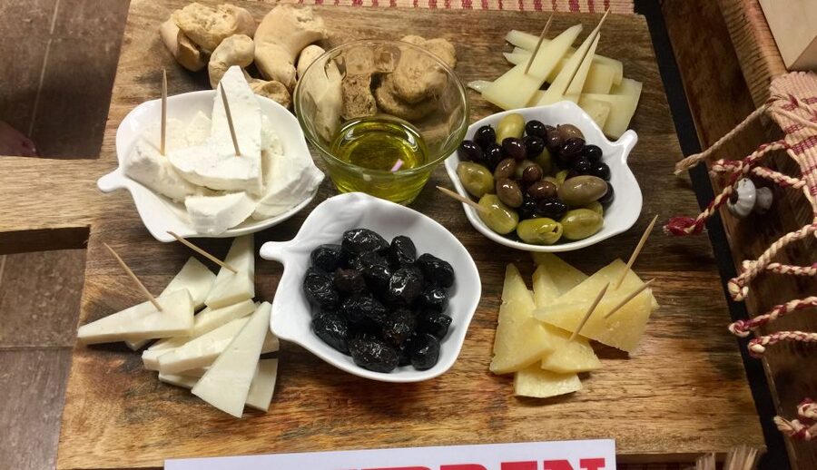 Heraklion: Food Tastings Walking Tour - Guides make the difference