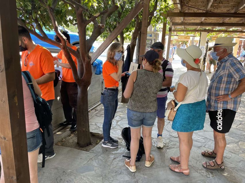 Heraklion: Palace of Knossos 3D Virtual Audio Tour by Tablet - Meeting the orange-shirted team at the Palace entrance