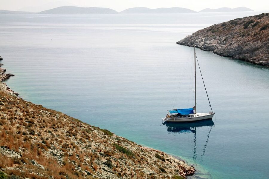 Heraklion: Small-Group Sailing Trip to Dia Island with Lunch - What the yacht feels like with 10 people