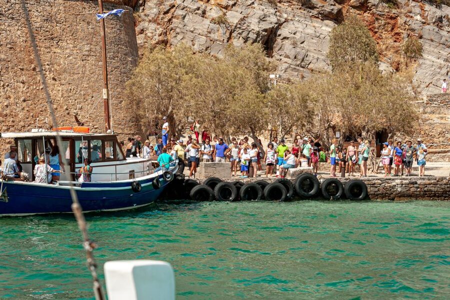 Heraklion: Spinalonga, Agios Nikolaos, Elounda & Plaka Tour - Agios Nikolaos and Lake Voulismeni