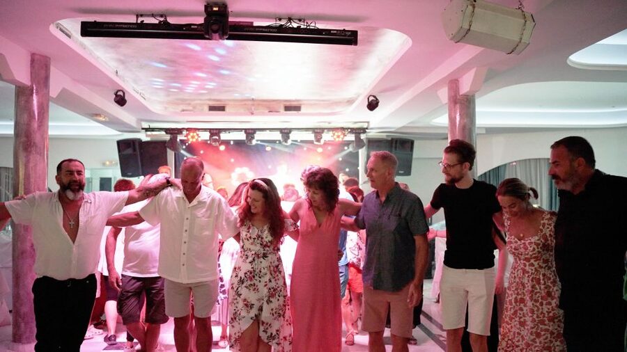 Kamari: Greek Show, Buffet Dinner, and Drinks at Dimitris - Key points to know before booking