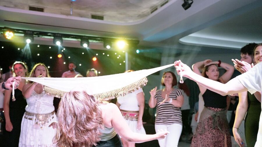 Kamari: Greek Show, Buffet Dinner, and Drinks at Dimitris - The buffet from 8 to 9:30 p.m.