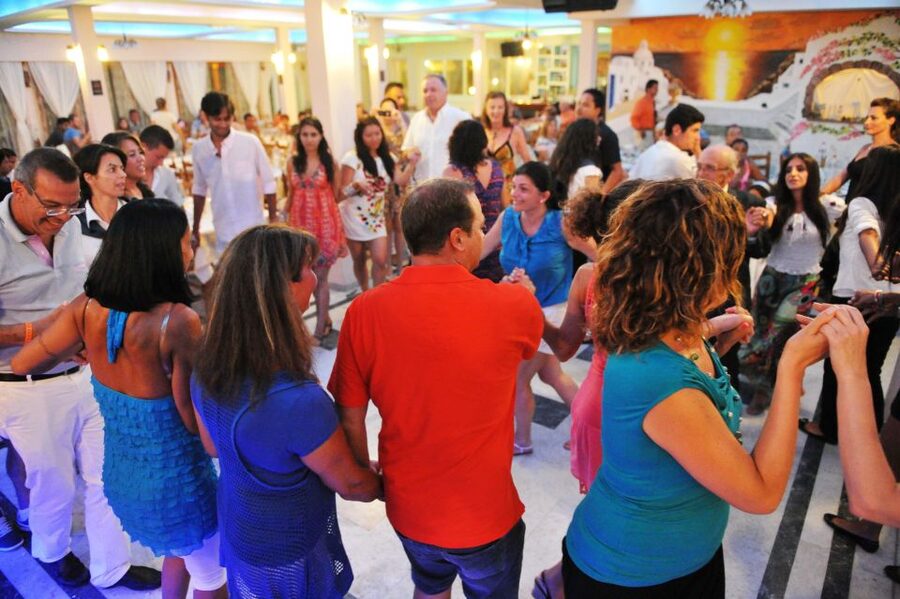 Kamari: Greek Show, Buffet Dinner, and Drinks at Dimitris - Is $71 a good value?