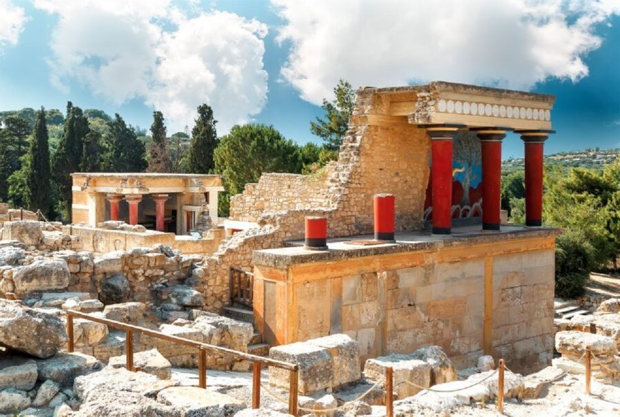 Knossos Palace, Museum & Heraklion City Tour From Chania - Walking through Knossos Palace