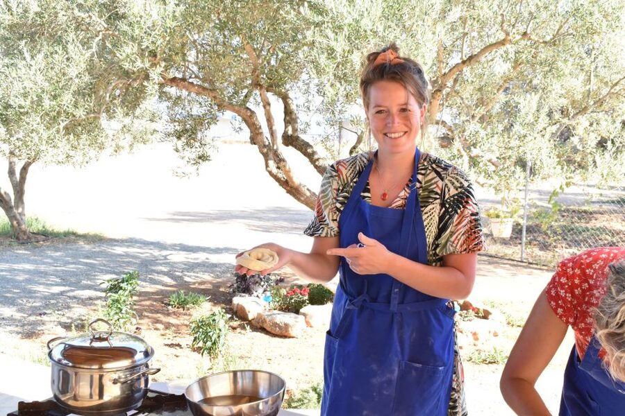 Moires: Cooking Class and Olive Oil Tasting at a Family Farm - Tasting olive oil like a local producer