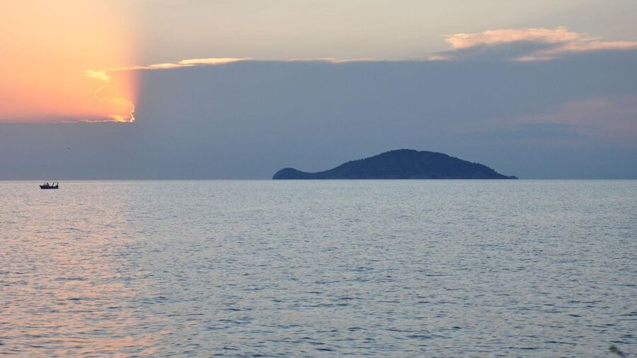 Neos Marmaras: Sunset West Sithonia Islets Sailboat Tour - Who will enjoy this small-boat outing