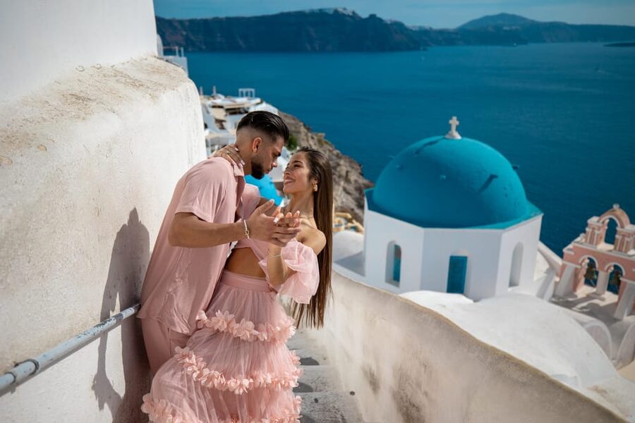 Oia: Couple photoshoot with 30 edited Photos - Why a professional shoot helps in Oia