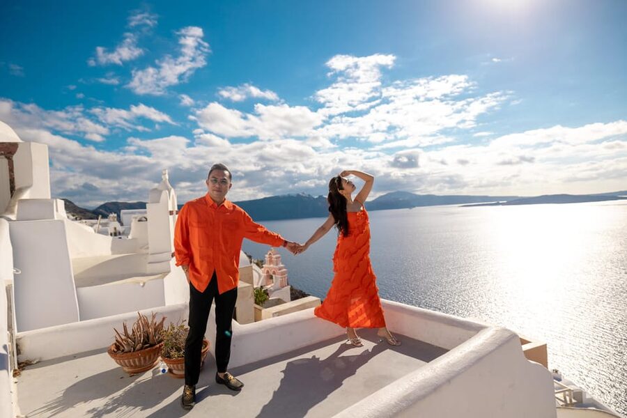 Oia: Couple photoshoot with 30 edited Photos - What the 30-minute and one-hour options mean