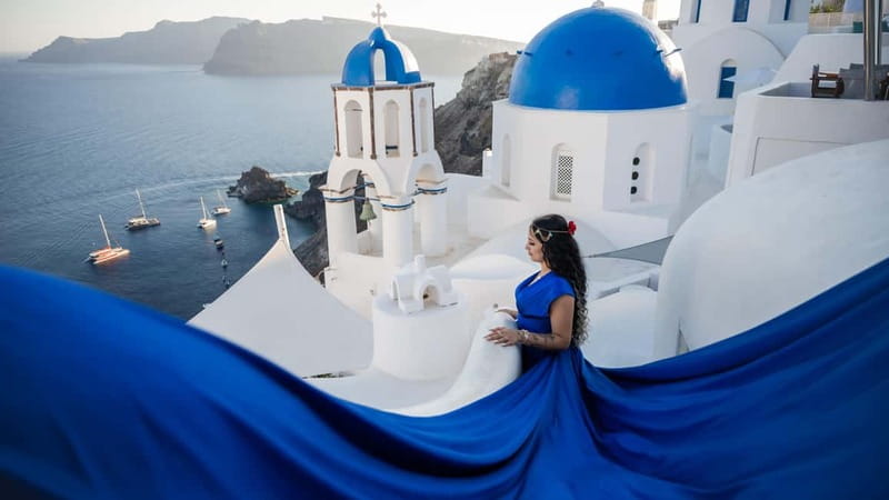 Oía: Santorini Professional Photoshoot with Edited Photos - A 30-Minute Route Through Oia