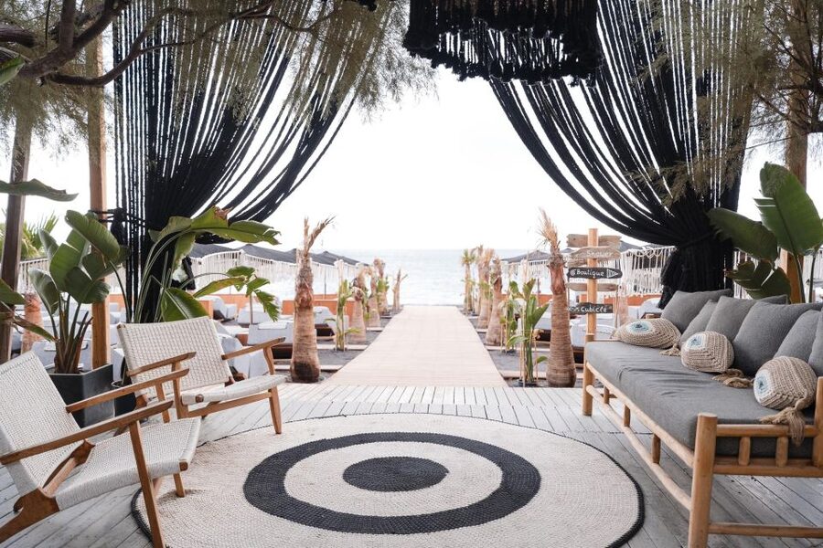 Perivolos Beach: Sun-Bed Experience FortyOne Bar Restaurant - Service at the loungers