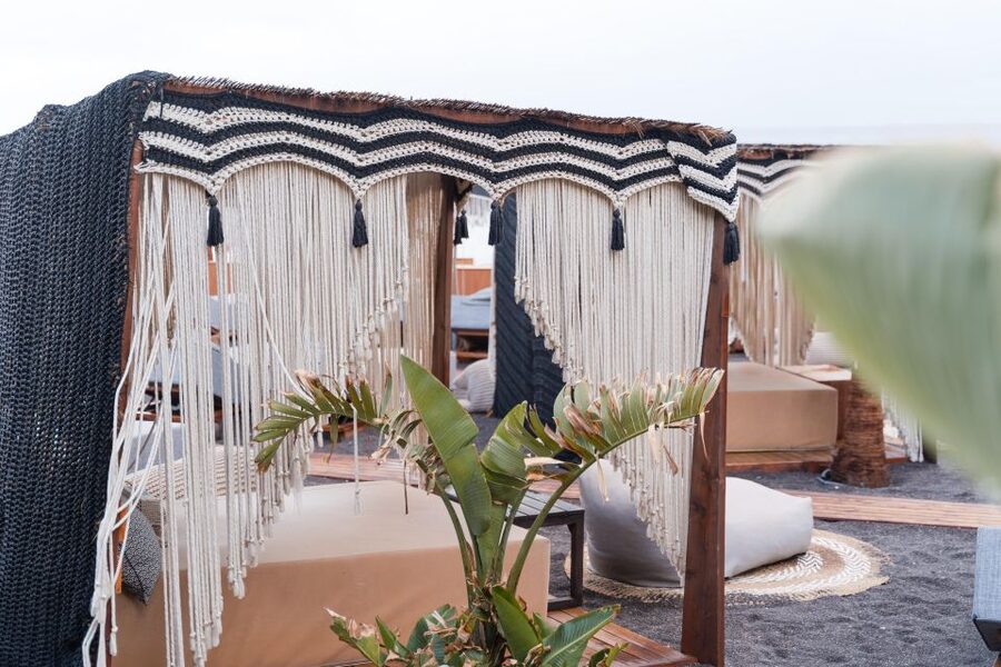 Perivolos Beach: Sun-Bed Experience FortyOne Bar Restaurant - Comfort, facilities, and the practical details