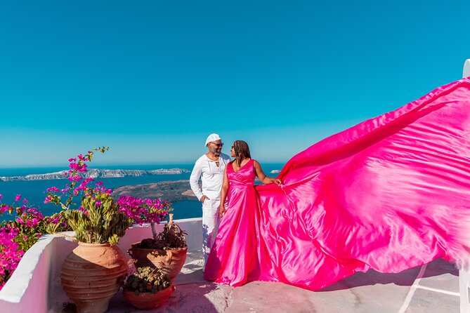 Photoshoot in Flying Dresses in Santorini - Oia: the classic Santorini backdrop