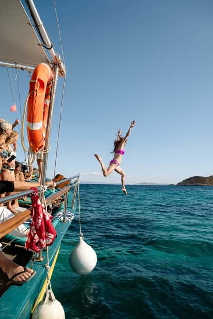 Porto Rafti: Athens East Attica Hidden Gems Cruise - First views: the Colossus and East Attica’s coast