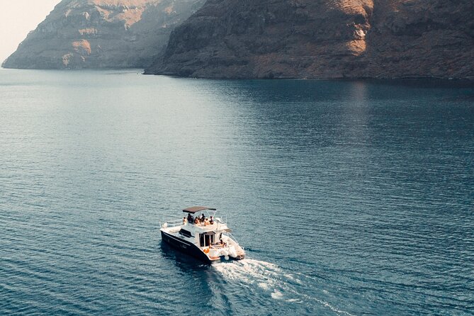 Private Caldera Cruise with Power Catamaran ENJOY incl. Meal & Drinks - Three hours or five hours?